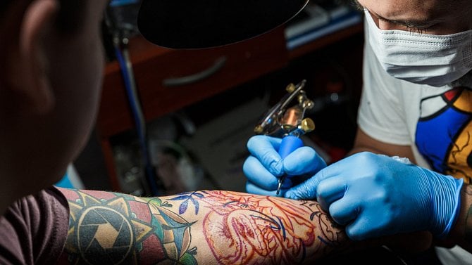 Tatéři mají plné diáře do konce roku. Promítl se koronavirus do motivů tetování?