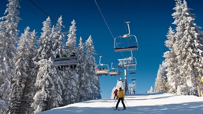 Na horách začalo sněžit. Co si na tuto sezónu připravila lyžařská střediska?