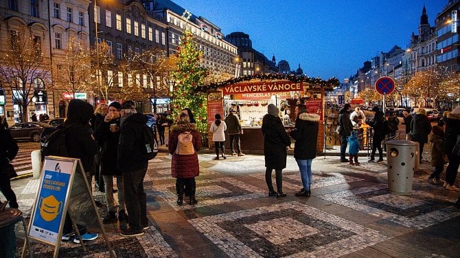 Vánoce v Praze: Prázdná náměstí? Kdepak. Stánky, davy lidí a alkohol