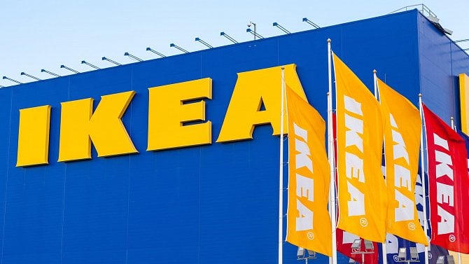 IKEA pozastavuje svoji činnost v Rusku. V obchodech stojí zákazníci velké fronty
