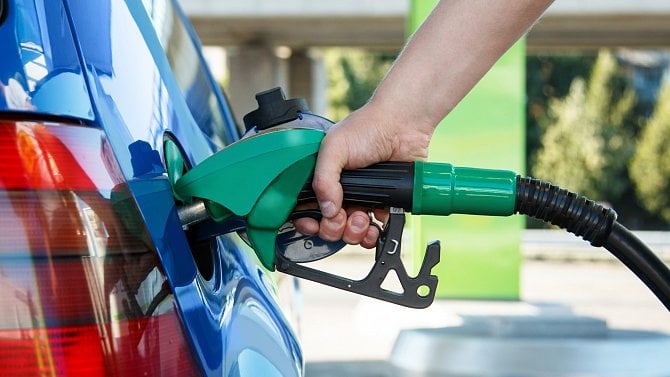 Vláda reaguje na rostoucí ceny pohonných hmot: Ruší silniční daň a biosložku