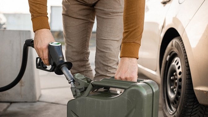 Kolik si můžete "nasyslit" levnějšího benzínu nebo nafty do kanystru?