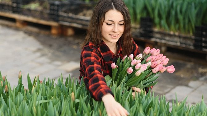 Pěstování květin a romantika? Hlavně je to tvrdá práce venku, říkají farmářky