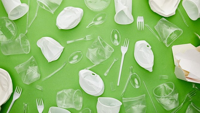 Konec plastových příborů, kelímků či brček na jedno použití. Poslanci schválili zákaz