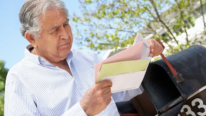 Od půlky srpna začne sociálka zasílat seniorům oznámení o zvýšení důchodů