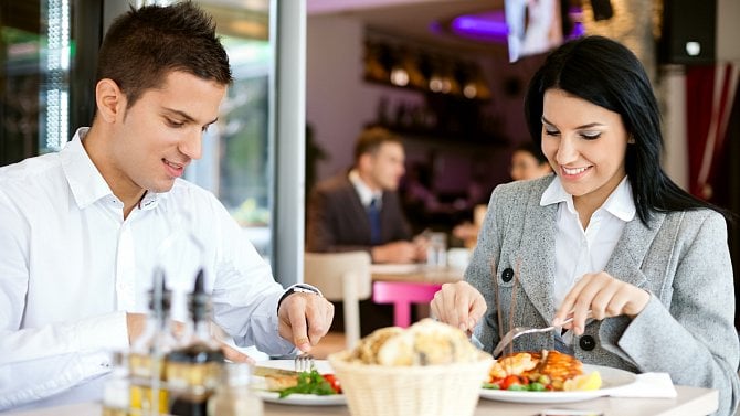 Obědy v restauracích zdražily místy i o desítky procent