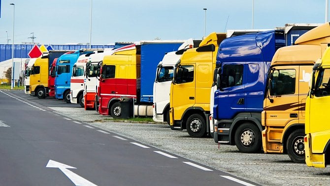 Roční dálniční známka masivně zdraží, vláda přitom neřeší přetížené kamiony