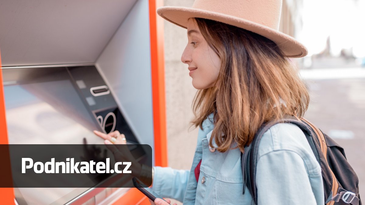 Ceny za výběry z bankomatů v zahraničí klesají. Na co je potřeba dát si pozor?