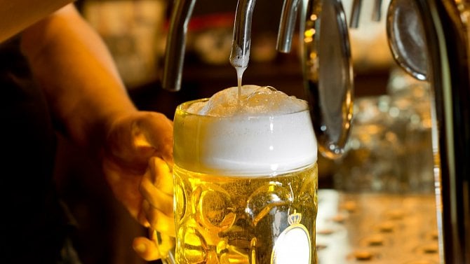 Pivovary na podzim zdražují, od ledna výrazně podraží kvůli DPH i čepované pivo