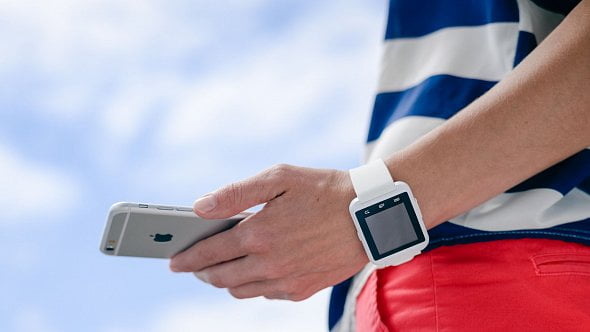 Je už placení mobilem nebo hodinkami samozřejmostí u všech bank?