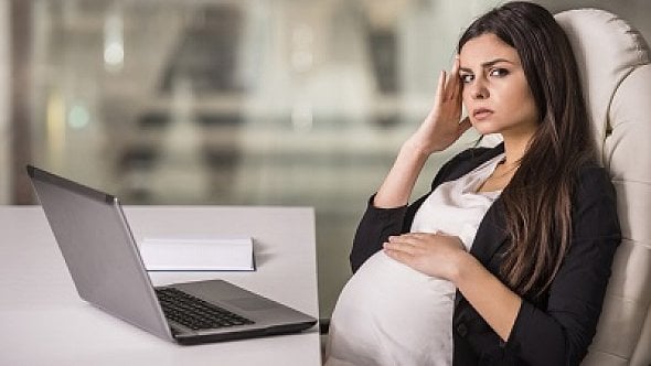 Je těhotná a chce přeřadit na lehčí práci. Kdy ji musí zaměstnavatel vyhovět?