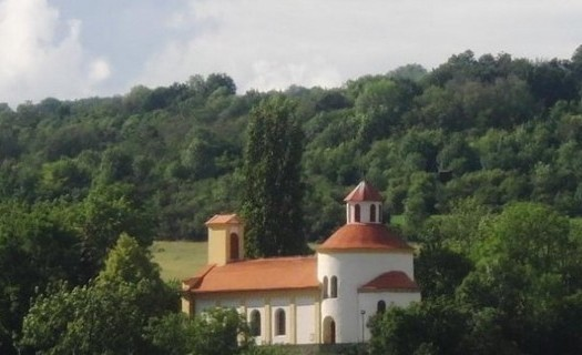 Obec Želkovice, Ústecký kraj, kostel Petra a Pavla s románskou rotundou, pseudorománská loď