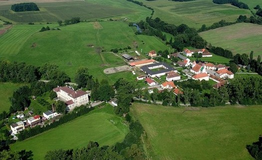 Obec Strýčice, okres České Budějovice, kostel sv. Petra a Pavla, starý mlýn, místní muzeum