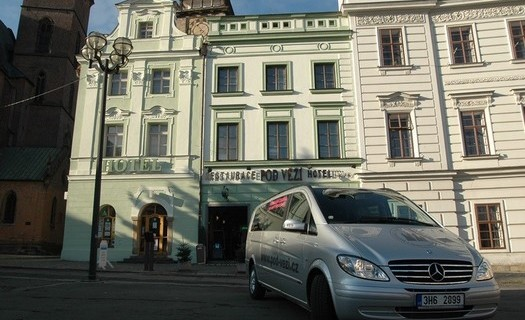 Ubytování a Hotel Vacek Pod Věží Hradec Králové, salonek s restaurací, wellness, parkoviště, wifi