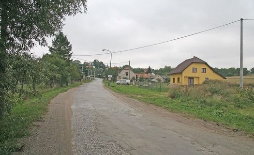 Obec Osice, okres Hradec Králové, tryskající silný pramen pitné vody - místní obecní kašna