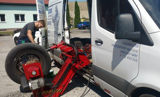 Servisní centrum, mobilní pneuservis Karlovy Vary, řešení defektů pneumatik přímo v místě odstávky
