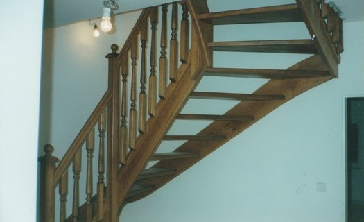 Točená schodiště, dveře a nábytek na zakázku Nymburk, kuchyně na míru, dřevěné postele, skříně