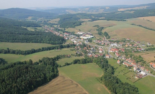 Obec Dolní Lhota v okrese Zlín, turistické stezky, památky