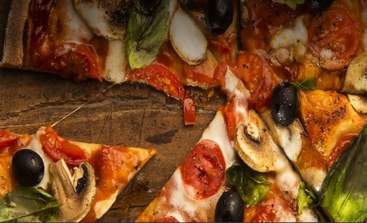 Pravá italská pizza s domácí rajčatovou omáčkou, prosciuttem nebo parmazánem z Bistra U Vlka
