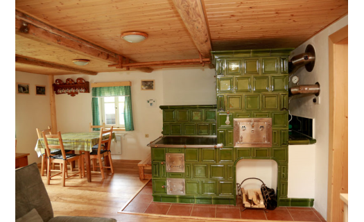 Ubytování v roubence se společenskou místností s kachlovými kamny v Orlických horách