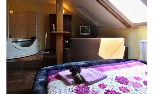 Apartmán s perličkovou vanou s masážními tryskami s možností degustace vína