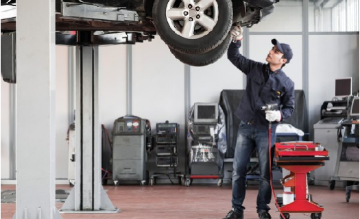 Opravy vozů po nehodách a vyřízení pojistných událostí.