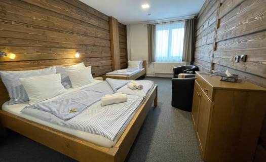 Hotel nabízí moderní pokoje v šumavském stylu s důrazem kladeným na maximální pohodlí.