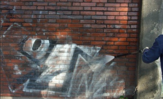 Čištění fasád Zlín si s odstraněním graffiti hravě poradí.