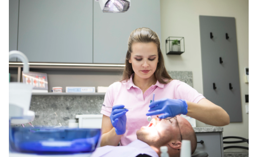 Pravidelná dentální hygiena Vám pomůže udržet zdravé a krásné zuby