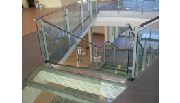 Skleněná zábradlí, schodiště, skleněné markýzy, Praha a okolí - zábradlí ze skla Connex