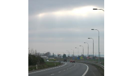 Kvalitní stožáry a výložníky pro veřejné osvětlení zajišťující bezpečnost kolemjdoucích a vozidel