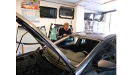Opravy autoskel, tónování autoskel, čištění a plnění klimatizace vozidel