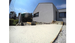 Bílý beton na vstupní cestě rodinného domu od betonárny Praha 5 Radlice