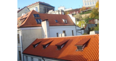 Speciální pokrytí památek prejzovou krytinou a další pokrývačské práce zajišťuje firma: Střechy Vrňata a Žačík s.r.o.