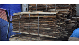 Suché štípané palivové dřevo, dřevěné brikety, odpadové dřevo-odřezky, odkory