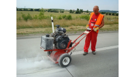 Řezání a zalévání trhlin v betonu, asfaltu - profesionální opravy silnic, cest a komunikací