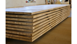 Výroba dřevěných spárových desek u rodinné firmy Podhaji
