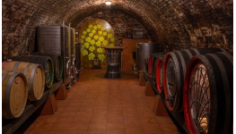 Vína z vlastní produkce označená firemním logem, víno jako reklamní předmět