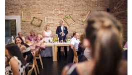 Svatba ve vinařství s obřadem a focením novomanželů ve vinici, speciální edici vín se svatební etiketou