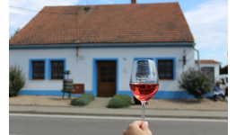 Večerní posezení ve vinařském dvoře s cimbálem a víny z Vinařství Fuzgrunty