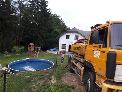 Dovoz vody do bazénů v obcích se zákazem jejich plnění z vodovodního řadu - Střední Čechy