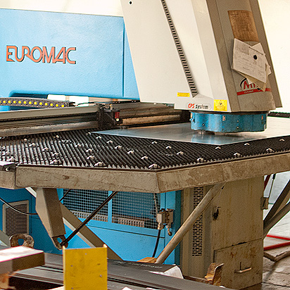 Děrovací lis Euromac MTX pro vysekávání dílů z plechu