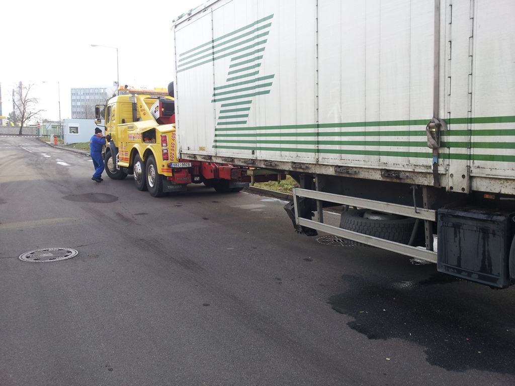 Odtahové a vyprošťovací služby pro nákladní automobily 24 hodin denně v Břeclavi