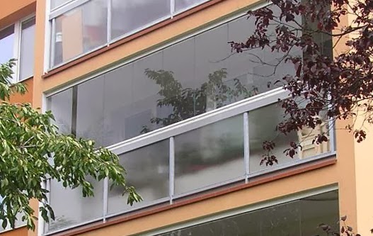 Zasklívání balkonů Praha – sníží výdaje za vytápění, prašnost a hluk v bytě