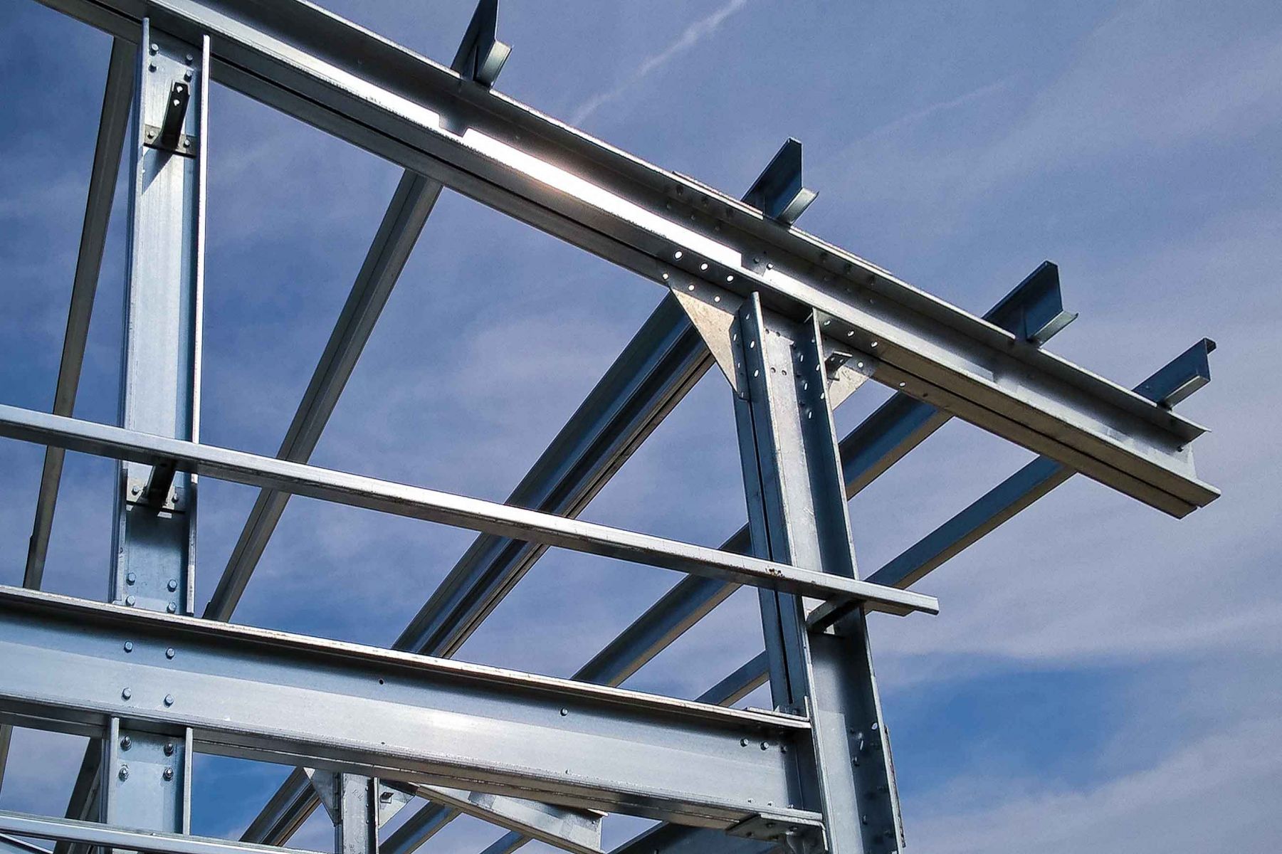 Konstrukční profily – kvalitní a pevné ocelové konstrukce pro haly