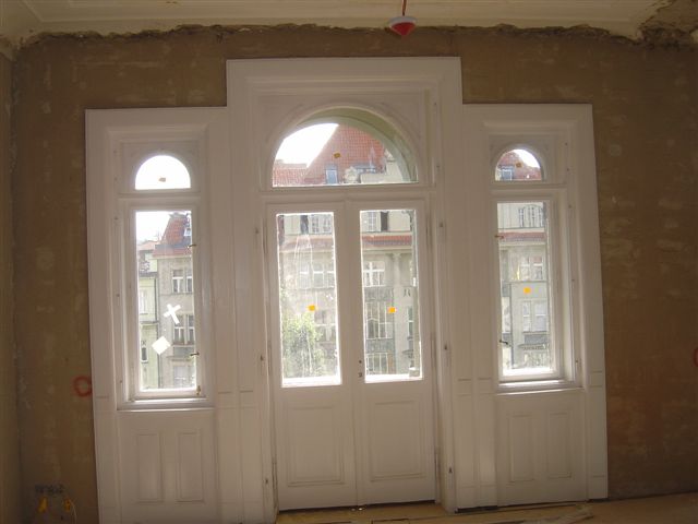 Výroba montáž dřevěná okna balkónové dveře eurookna Hradec Praha