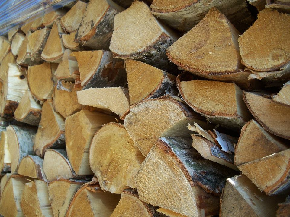 Palivové dřevo tvrdé i měkké, štěpkování biomasy, prodej štípaného dříví a biomasy