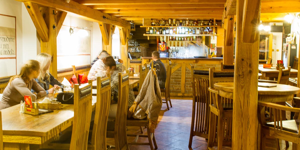 Restaurace se salónkem a venkovním posezením v centru jihočeského města České Budějovice