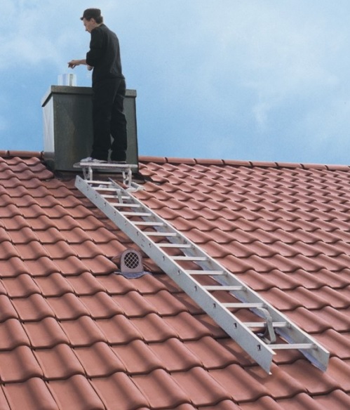 Profesionální žebříky na střešní krytinu pro bezpečný pohyb po střeše