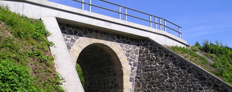 Rekonstrukce mostů a propustků, mostní stavby, umělé stavby a dráhy